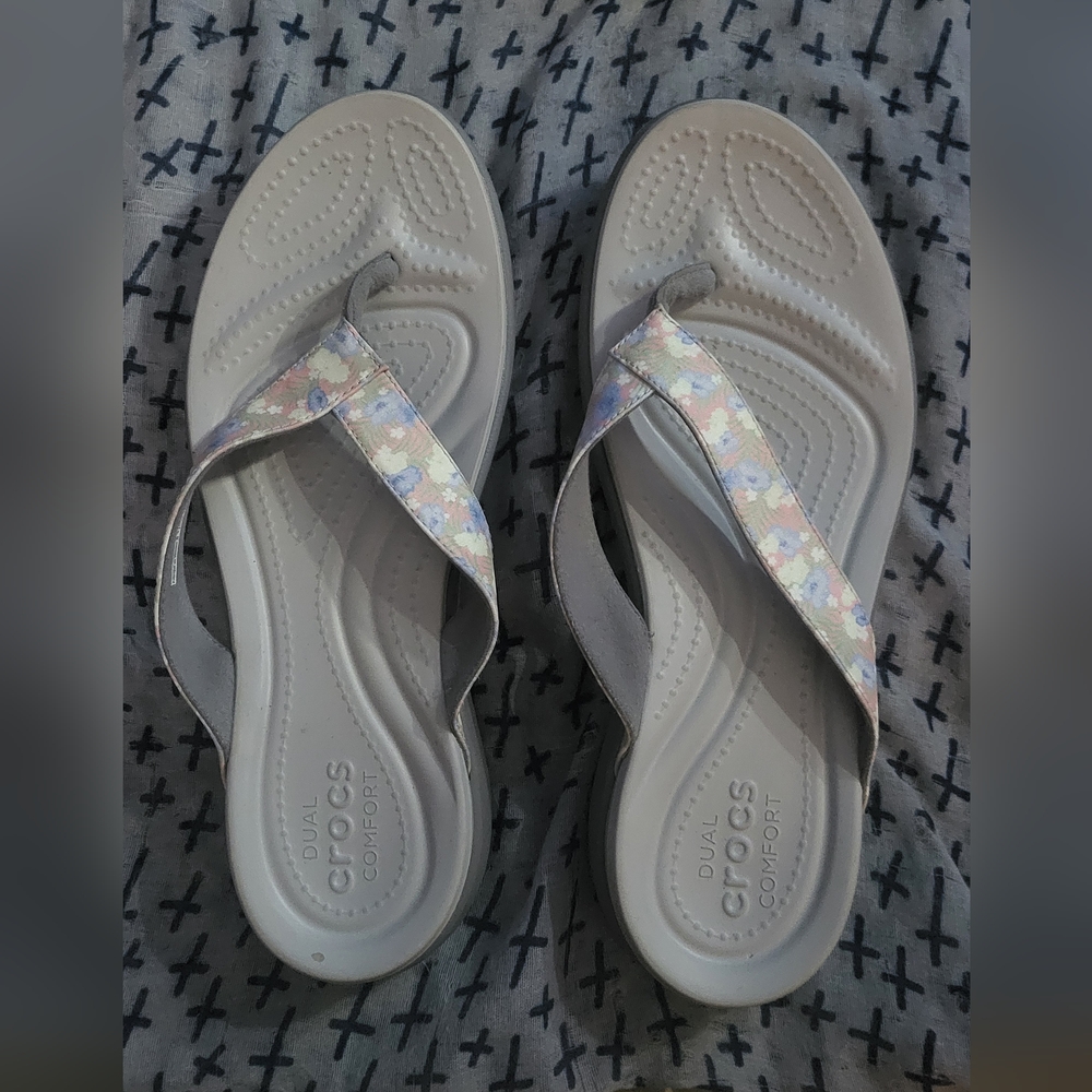 Woman's Crocs Capri dual comfort size 10 Multicolor 🌺